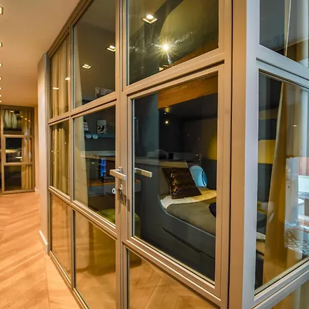 Designer In Art District With Terrace Garden Apartment