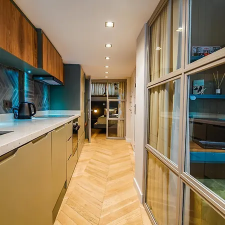 Designer In Art District With Terrace Garden Apartment