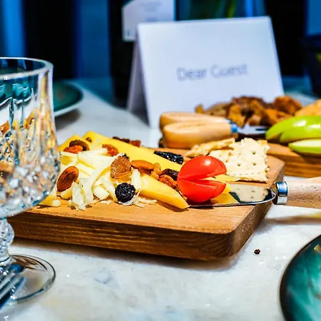 Designer In Art District With Terrace Garden شقة *