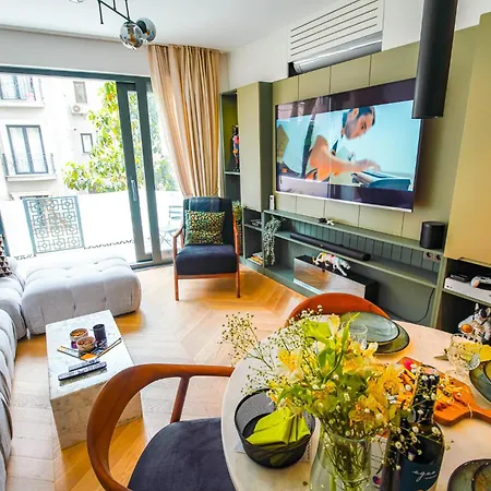 Designer In Art District With Terrace Garden Apartment