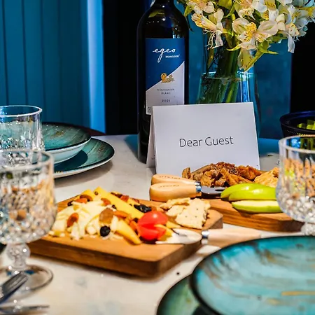 Designer In Art District With Terrace Garden شقة
