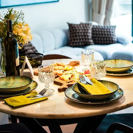 Designer In Art District With Terrace Garden * Istanbul