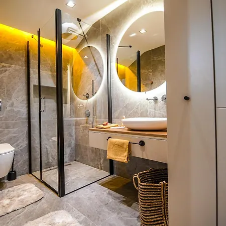 Designer In Art District With Terrace Garden