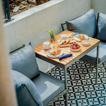 Designer In Art District With Terrace Garden