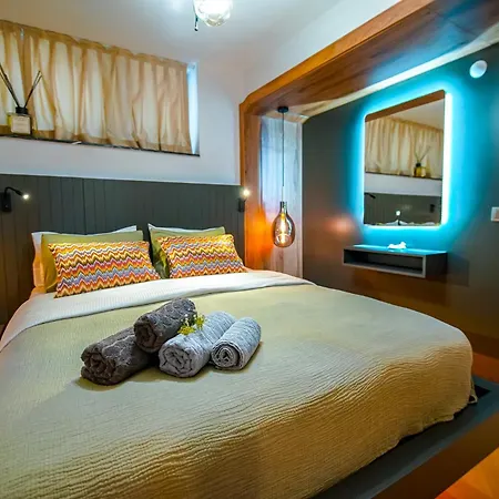 Designer In Art District With Terrace Garden Istanbul